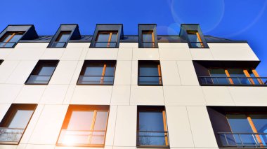 Güneşli bir günde yeni bir apartman. Modern konut mimarisi. Daire yeni sakinleri bekliyor..