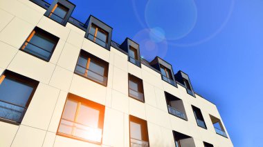 Güneşli bir günde yeni bir apartman. Modern konut mimarisi. Daire yeni sakinleri bekliyor..