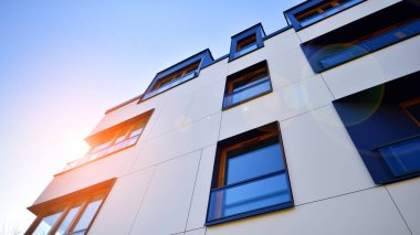 Güneşli bir günde yeni bir apartman. Modern konut mimarisi. Daire yeni sakinleri bekliyor..