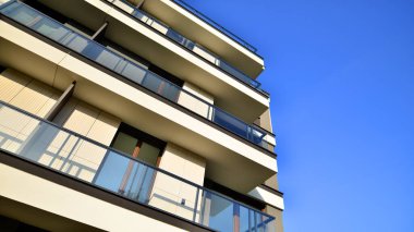 Güneşli bir günde yeni bir apartman. Modern konut mimarisi. Daire yeni sakinleri bekliyor..