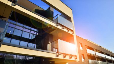 Güneşli bir günde yeni bir apartman. Modern konut mimarisi. Daire yeni sakinleri bekliyor..