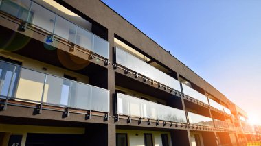 Güneşli bir günde yeni bir apartman. Modern konut mimarisi. Daire yeni sakinleri bekliyor..