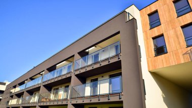 Güneşli bir günde yeni bir apartman. Modern konut mimarisi. Daire yeni sakinleri bekliyor..