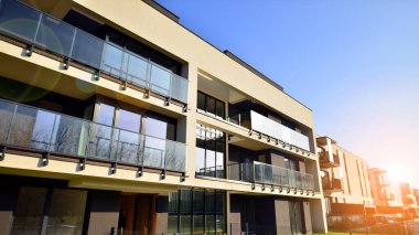 Güneşli bir günde yeni bir apartman. Modern konut mimarisi. Daire yeni sakinleri bekliyor..