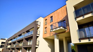 Güneşli bir günde yeni bir apartman. Modern konut mimarisi. Daire yeni sakinleri bekliyor..