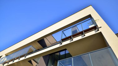 Güneşli bir günde yeni bir apartman. Modern konut mimarisi. Daire yeni sakinleri bekliyor..