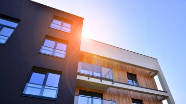 Güneşli bir günde yeni bir apartman. Modern konut mimarisi. Daire yeni sakinleri bekliyor..