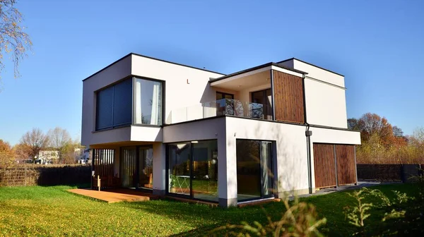 Gemütliches Und Modernes Haus Mit Garage Und Gepflasterter Auffahrt Moderne — Stockfoto
