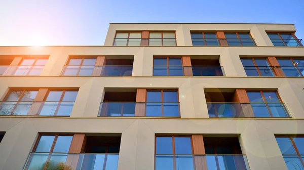 stock image  New apartment building on a sunny day. Modern residential architecture. The apartment is waiting for new residents.