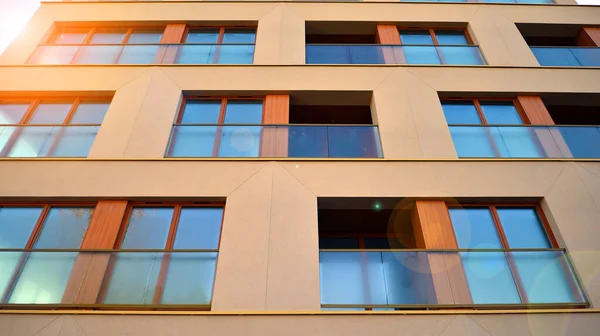 stock image New apartment building on a sunny day. Modern residential architecture. The apartment is waiting for new residents.