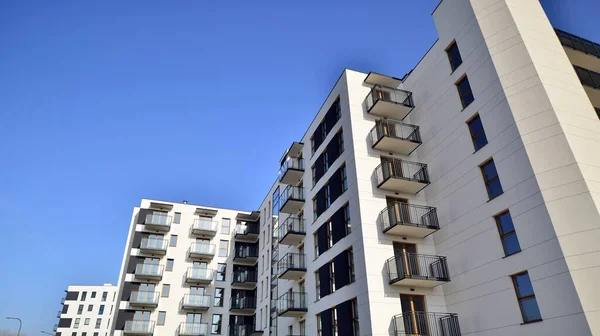 Güneşli Bir Günde Yeni Bir Apartman Modern Konut Mimarisi Daire — Stok fotoğraf
