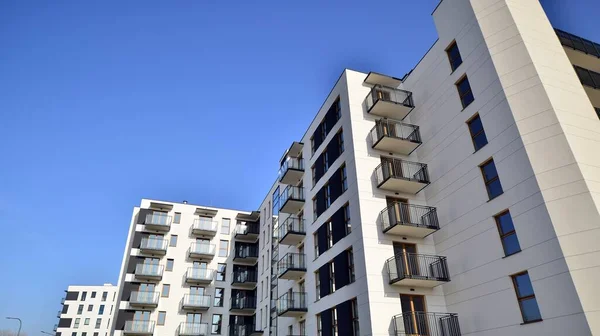 Nieuw Appartementencomplex Een Zonnige Dag Moderne Woonarchitectuur Het Appartement Wacht — Stockfoto