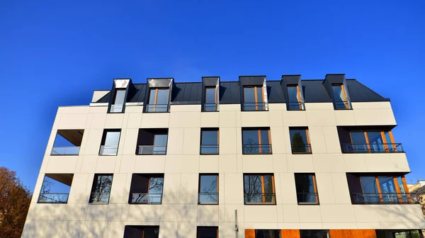 Lägenhet Byggnad Solig Dag Modern Bostadsarkitektur Lägenheten Väntar Nya Invånare — Stockfoto