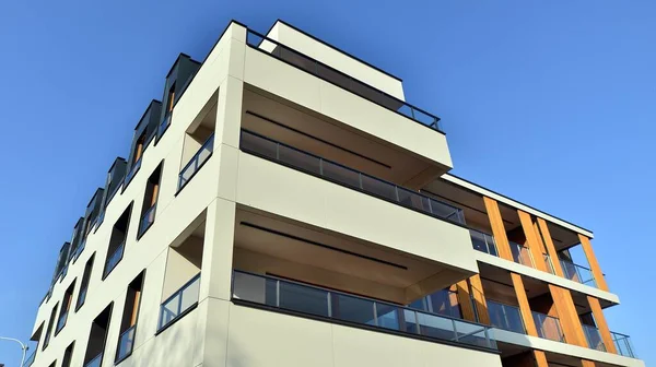 Novo Edifício Apartamentos Num Dia Ensolarado Arquitetura Residencial Moderna Apartamento — Fotografia de Stock