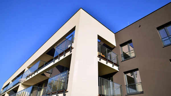 stock image New apartment building on a sunny day. Modern residential architecture. The apartment is waiting for new residents.