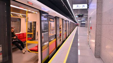 Varşova, Polonya. 5 Kasım 2022. Varşova metro sisteminin ikinci hattı. Varşova metro istasyonu içi. Brodno İstasyonu. 