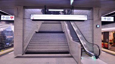 Varşova, Polonya. 5 Kasım 2022. Varşova metro sisteminin ikinci hattı. Varşova metro istasyonu içi. Brodno İstasyonu. 