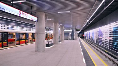 Varşova, Polonya. 5 Kasım 2022. Varşova metro sisteminin ikinci hattı. Varşova metro istasyonu içi. Brodno İstasyonu. 