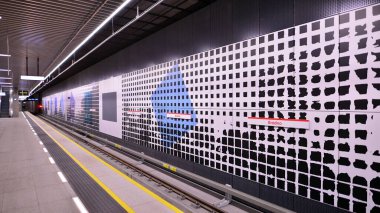 Varşova, Polonya. 5 Kasım 2022. Varşova metro sisteminin ikinci hattı. Varşova metro istasyonu içi. Brodno İstasyonu. 