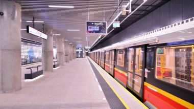 Varşova, Polonya. 5 Kasım 2022. Varşova metro sisteminin ikinci hattı. Varşova metro istasyonu içi. Brodno İstasyonu. 
