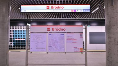 Varşova, Polonya. 5 Kasım 2022. Varşova metro sisteminin ikinci hattı. Varşova metro istasyonu içi. Brodno İstasyonu. 