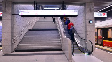 Varşova, Polonya. 5 Kasım 2022. Varşova metro sisteminin ikinci hattı. Varşova metro istasyonu içi. Brodno İstasyonu. 