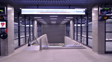 Varşova, Polonya. 5 Kasım 2022. Varşova metro sisteminin ikinci hattı. Varşova metro istasyonu içi. Brodno İstasyonu. 