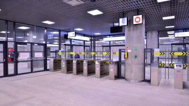 Varşova, Polonya. 5 Kasım 2022. Varşova metro sisteminin ikinci hattı. Varşova metro istasyonu içi. Brodno İstasyonu. 