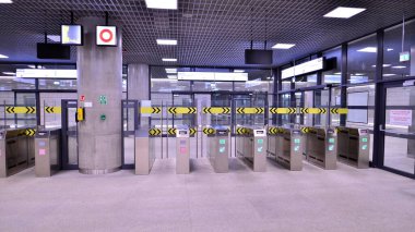 Varşova, Polonya. 5 Kasım 2022. Varşova metro sisteminin ikinci hattı. Varşova metro istasyonu içi. Brodno İstasyonu. 
