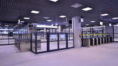 Varşova, Polonya. 5 Kasım 2022. Varşova metro sisteminin ikinci hattı. Varşova metro istasyonu içi. Brodno İstasyonu. 