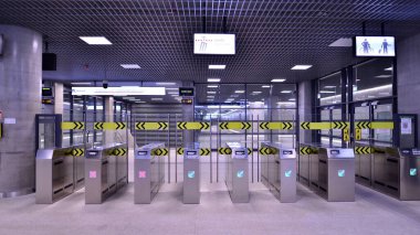 Varşova, Polonya. 5 Kasım 2022. Varşova metro sisteminin ikinci hattı. Varşova metro istasyonu içi. Brodno İstasyonu. 