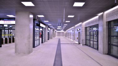 Varşova, Polonya. 5 Kasım 2022. Brodno metro istasyonu koridorunun modern iç tasarımı ve ışıklandırması. Varşova metro sisteminin ikinci hattı.   