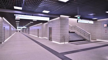 Varşova, Polonya. 5 Kasım 2022. Brodno metro istasyonu koridorunun modern iç tasarımı ve ışıklandırması. Varşova metro sisteminin ikinci hattı.   