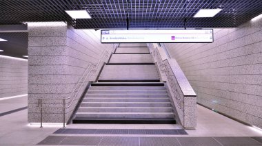 Varşova, Polonya. 5 Kasım 2022. Brodno metro istasyonu koridorunun modern iç tasarımı ve ışıklandırması. Varşova metro sisteminin ikinci hattı.   