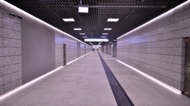 Varşova, Polonya. 5 Kasım 2022. Brodno metro istasyonu koridorunun modern iç tasarımı ve ışıklandırması. Varşova metro sisteminin ikinci hattı.   