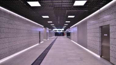 Varşova, Polonya. 5 Kasım 2022. Brodno metro istasyonu koridorunun modern iç tasarımı ve ışıklandırması. Varşova metro sisteminin ikinci hattı.   
