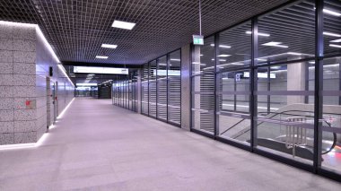 Varşova, Polonya. 5 Kasım 2022. Brodno metro istasyonu koridorunun modern iç tasarımı ve ışıklandırması. Varşova metro sisteminin ikinci hattı.   