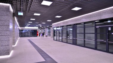 Varşova, Polonya. 5 Kasım 2022. Brodno metro istasyonu koridorunun modern iç tasarımı ve ışıklandırması. Varşova metro sisteminin ikinci hattı.   