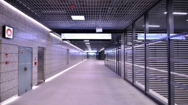 Varşova, Polonya. 5 Kasım 2022. Brodno metro istasyonu koridorunun modern iç tasarımı ve ışıklandırması. Varşova metro sisteminin ikinci hattı.   