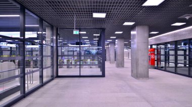 Varşova, Polonya. 5 Kasım 2022. Brodno metro istasyonu koridorunun modern iç tasarımı ve ışıklandırması. Varşova metro sisteminin ikinci hattı.   