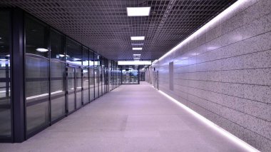 Varşova, Polonya. 5 Kasım 2022. Brodno metro istasyonu koridorunun modern iç tasarımı ve ışıklandırması. Varşova metro sisteminin ikinci hattı.   