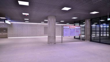 Varşova, Polonya. 5 Kasım 2022. Brodno metro istasyonu koridorunun modern iç tasarımı ve ışıklandırması. Varşova metro sisteminin ikinci hattı.   