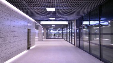 Varşova, Polonya. 5 Kasım 2022. Brodno metro istasyonu koridorunun modern iç tasarımı ve ışıklandırması. Varşova metro sisteminin ikinci hattı.   