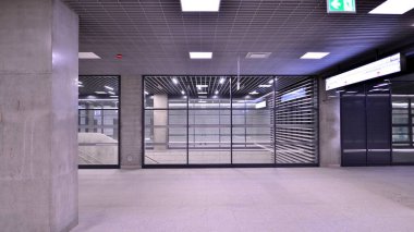 Varşova, Polonya. 5 Kasım 2022. Brodno metro istasyonu koridorunun modern iç tasarımı ve ışıklandırması. Varşova metro sisteminin ikinci hattı.   