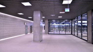 Varşova, Polonya. 5 Kasım 2022. Brodno metro istasyonu koridorunun modern iç tasarımı ve ışıklandırması. Varşova metro sisteminin ikinci hattı.   