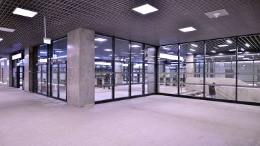 Varşova, Polonya. 5 Kasım 2022. Brodno metro istasyonu koridorunun modern iç tasarımı ve ışıklandırması. Varşova metro sisteminin ikinci hattı.   