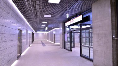 Varşova, Polonya. 5 Kasım 2022. Brodno metro istasyonu koridorunun modern iç tasarımı ve ışıklandırması. Varşova metro sisteminin ikinci hattı.   