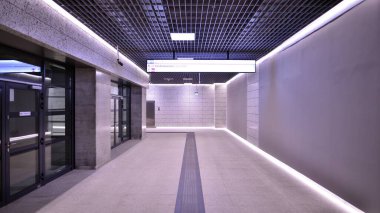Varşova, Polonya. 5 Kasım 2022. Brodno metro istasyonu koridorunun modern iç tasarımı ve ışıklandırması. Varşova metro sisteminin ikinci hattı.   