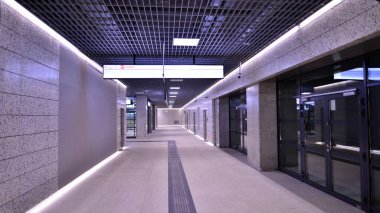 Varşova, Polonya. 5 Kasım 2022. Brodno metro istasyonu koridorunun modern iç tasarımı ve ışıklandırması. Varşova metro sisteminin ikinci hattı.   