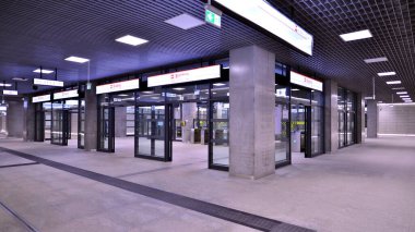Varşova, Polonya. 5 Kasım 2022. Brodno metro istasyonu koridorunun modern iç tasarımı ve ışıklandırması. Varşova metro sisteminin ikinci hattı.   